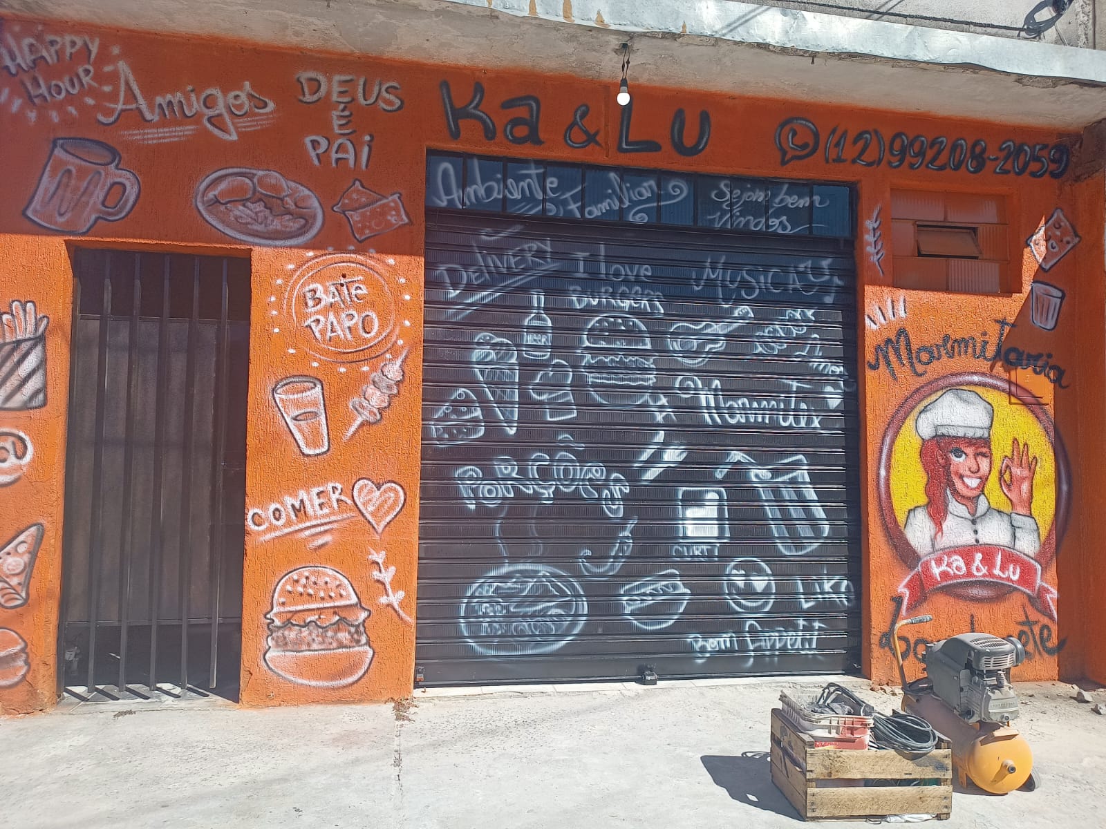Fachada laranja da Marmitaria Ka & Lu em Pindamonhangaba